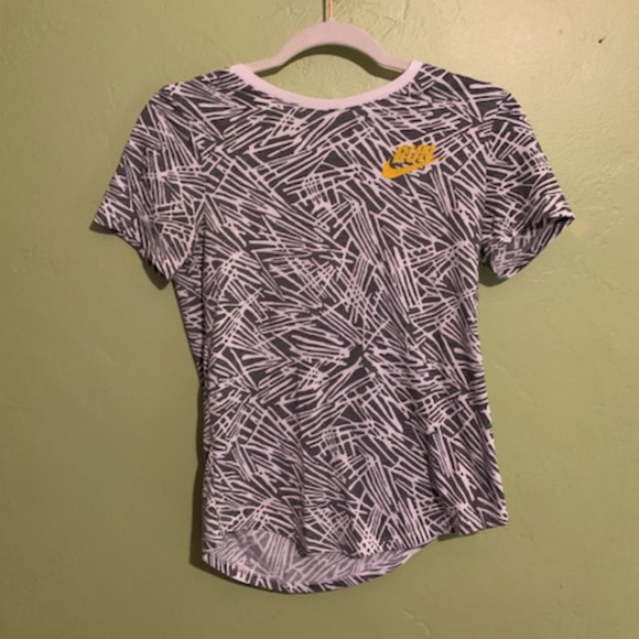 Nike t-shirt with black and white pattern. Sporty cute - Picture 1 of 3